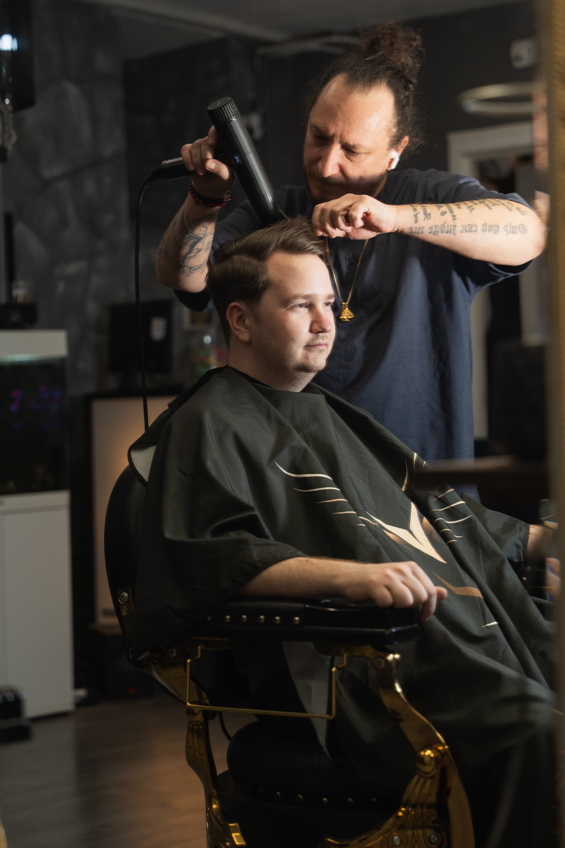 Professionell barberare klipper kund på Salong LaVie i Borås