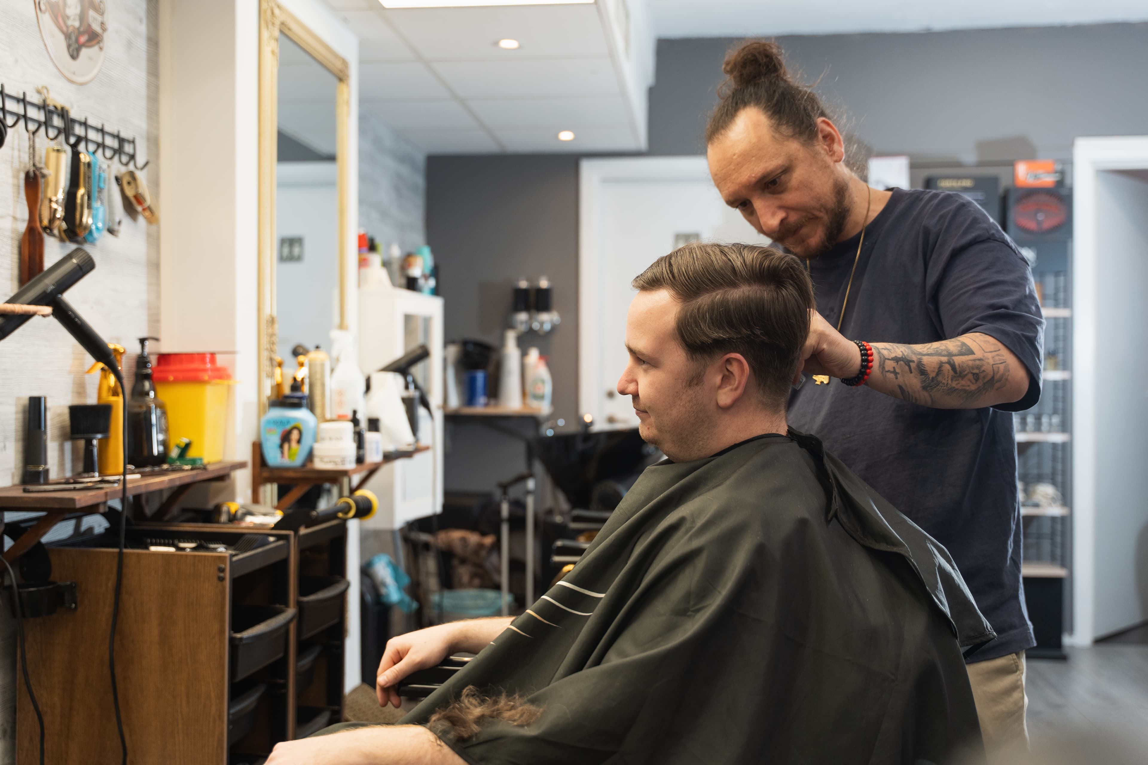 Barberare arbetar med precision på Salong LaVie Borås