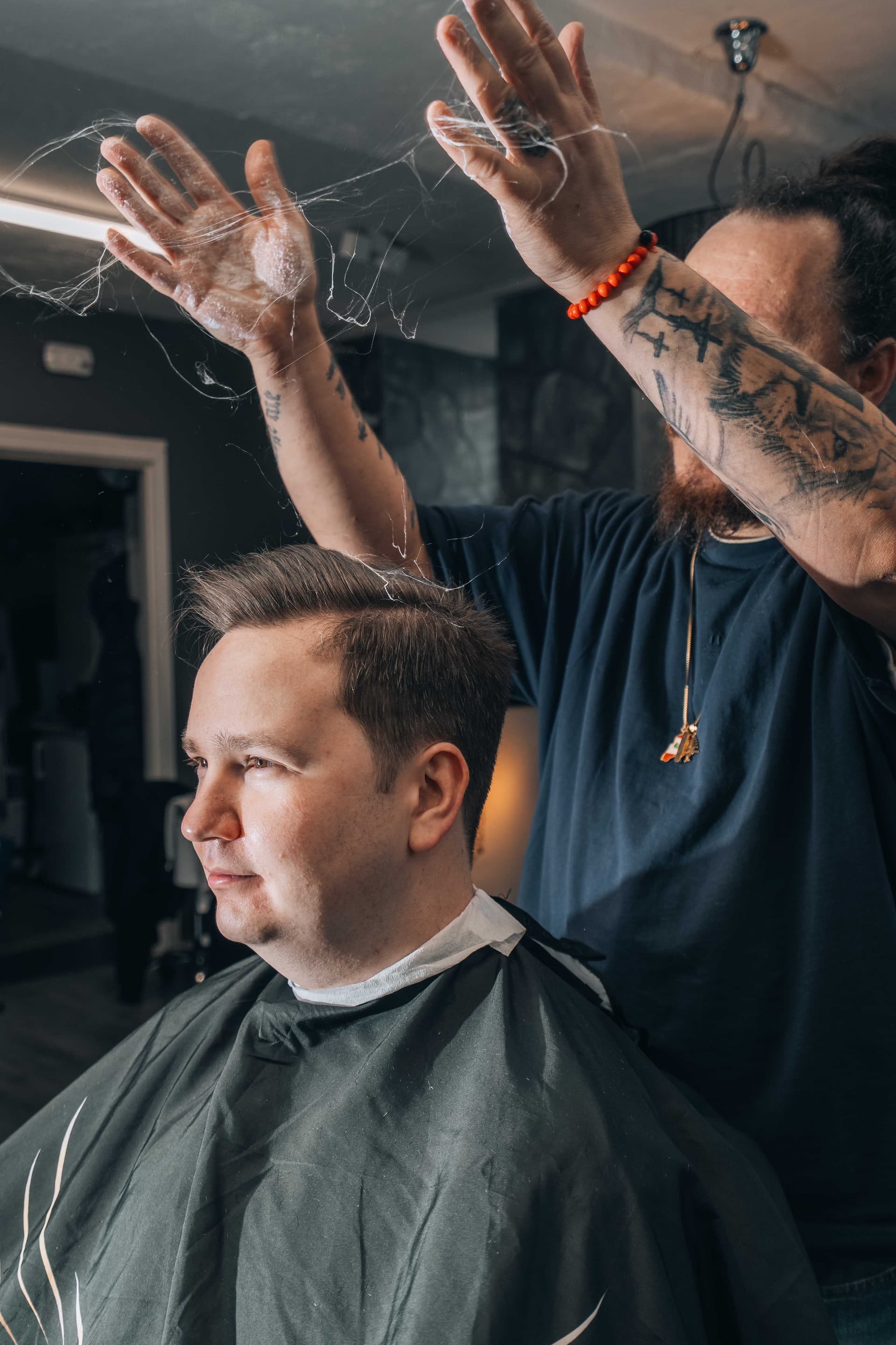 Barberare arbetar med precision på Salong LaVie Borås